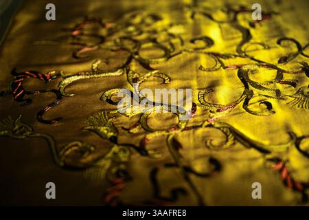 (250401) -- WUHAN, 1 aprile 2025 (Xinhua) -- questa foto scattata il 14 marzo 2025 mostra un ricamo esposto nello studio di Ren Wei a Wuhan, nella provincia di Hubei, nella Cina centrale. Il ricamo Han, un ricamo tradizionale con una storia di oltre 2.000 anni, è stato elencato come uno dei patrimoni culturali immateriali nazionali nel 2008. Famoso per le sue cuciture ruvide, i colori ricchi e i motivi audaci, spesso delinea i motivi del ricamo con linee oro o argento, offrendo un magnifico impatto visivo. Ren Wei, nato in una famiglia di ricami Han, è un erede rappresentativo dell'arte. Da quando lei W Foto Stock