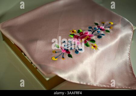 (250401) -- WUHAN, 1 aprile 2025 (Xinhua) -- questa foto scattata il 14 marzo 2025 mostra un prodotto culturale e creativo esposto nello studio di Ren Wei a Wuhan, nella provincia di Hubei della Cina centrale. Il ricamo Han, un ricamo tradizionale con una storia di oltre 2.000 anni, è stato elencato come uno dei patrimoni culturali immateriali nazionali nel 2008. Famoso per le sue cuciture ruvide, i colori ricchi e i motivi audaci, spesso delinea i motivi del ricamo con linee oro o argento, offrendo un magnifico impatto visivo. Ren Wei, nato in una famiglia di ricami Han, è un erede rappresentativo dell'arte Foto Stock