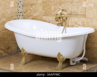 Interno del bagno di lusso con finiture d'oro Foto Stock