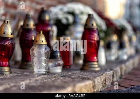 Cimitero con fiori e candele funerarie in un giorno commemorativo Foto Stock