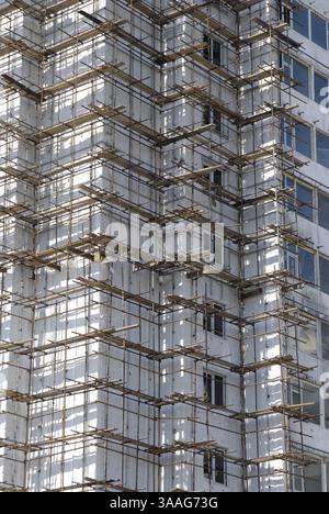 Un edificio a pannelli a più piani in costruzione, in ponteggio Foto Stock