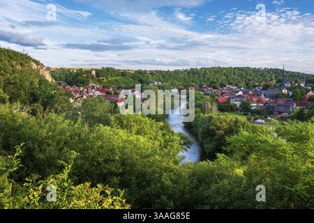 Veduta della città e del castello di Camburg sul fiume Saale, Dornburg-Camburg, valle di Saale, Turingia, Germania, Europa Foto Stock