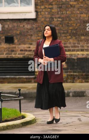 Londra, Regno Unito. 27 marzo 2025. Il Segretario alla difesa Shabana Mahmood arriva a Downing Street per una riunione di gabinetto. Cristina Massei/Alamy Live Foto Stock