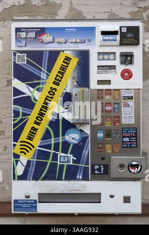 Moderno distributore automatico di sigarette, possibilità di pagamento in contanti e con carta, Baviera, Germania, Europa Foto Stock