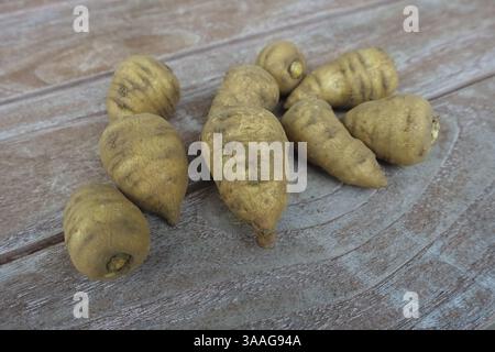 Chaerophyllum bulbosum (Chaerophyllum bulbosum), rapa chervil, bulbo chervil, radice sana, nutrizione sana, cucina vegetale, fotografia gastronomica, s Foto Stock