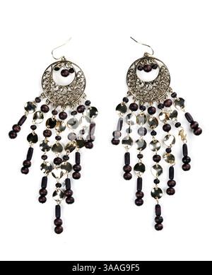 Coppia di splendidi orecchini femminili isolati su sfondo bianco Foto Stock