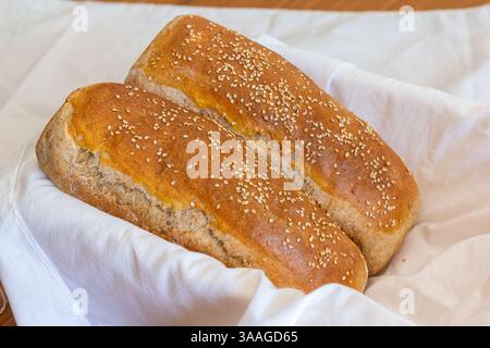 Pane artigianale appena sfornato a Boracay preparato con ingredienti di qualità e sapori isolani per un gusto delizioso da assaporare in qualsiasi momento Foto Stock