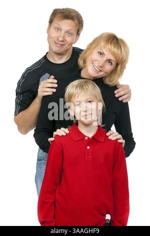 La famiglia felice con il bambino in posa su sfondo bianco Foto Stock