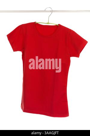 T-shirt rossa con appendiabiti isolato su bianco Foto Stock