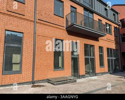 vecchia casa in mattoni restaurata con esterno fresco e contemporaneo. vecchio edificio della fabbrica dopo la ristrutturazione. Foto Stock