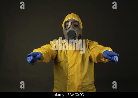 Uomo in tuta protettiva con maschera antigas durante un'esercitazione in caso di disastro Foto Stock