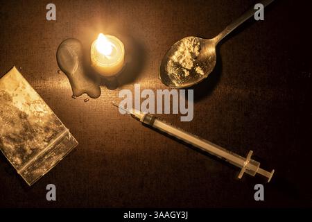 Iniezione, candela ed eroina di un drogato Foto Stock