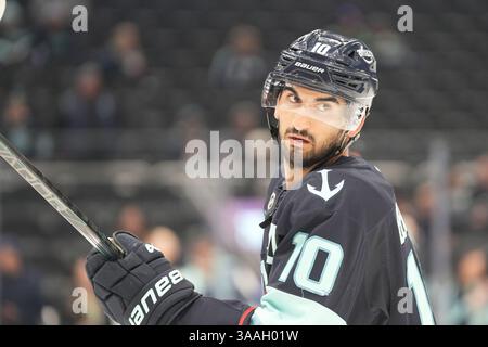 Seattle, Washington, Stati Uniti. 31 marzo 2025. Il centro di Seattle Kraken Matty Beniers (10) guarda prima di una partita della NHL contro i Dallas Stars alla Climate Pledge Arena di Seattle, Washington, il 31 marzo 2025. (Foto di Nate Koppelman/Alamy Live News) Foto Stock