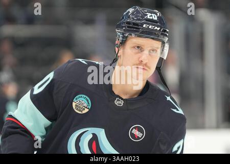 Seattle, Washington, Stati Uniti. 31 marzo 2025. L'ala destra di Seattle Kraken Eeli Tolvanen (20) guarda prima di una partita di NHL contro i Dallas Stars alla Climate Pledge Arena di Seattle, Washington, il 31 marzo 2025. (Foto di Nate Koppelman/Alamy Live News) Foto Stock