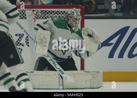 Seattle, Washington, Stati Uniti. 31 marzo 2025. Il portiere dei Dallas Stars Casey DeSmith (1) salva un guanto durante il primo periodo di una partita della NHL alla Climate Pledge Arena di Seattle, Washington, il 31 marzo 2025. (Foto di Nate Koppelman/Alamy Live News) Foto Stock