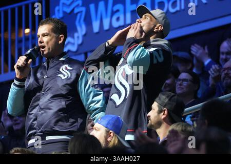 Seattle, Washington, Stati Uniti. 31 marzo 2025. La leggenda dei Seattle Seahawks Lofa Tatupu (a destra) è stata onorata durante il primo periodo di una partita della NHL tra i Seattle Kraken e i Dallas Stars alla Climate Pledge Arena di Seattle, Washington, il 31 marzo 2025. (Foto di Nate Koppelman/Alamy Live News) Foto Stock