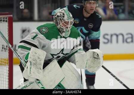 Seattle, Washington, Stati Uniti. 31 marzo 2025. Il portiere dei Dallas Stars Casey DeSmith (1) è in rete durante il secondo periodo di una partita della NHL contro i Seattle Kraken alla Climate Pledge Arena di Seattle, Washington, il 31 marzo 2025. (Foto di Nate Koppelman/Alamy Live News) Foto Stock