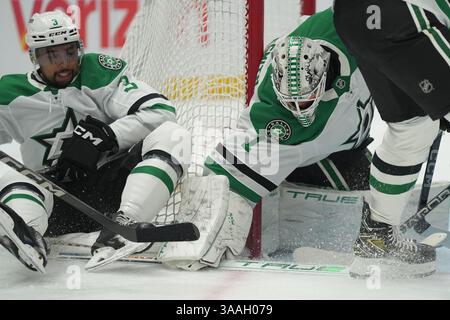 Seattle, Washington, Stati Uniti. 31 marzo 2025. Il portiere dei Dallas Stars Casey DeSmith (1) copre il puck durante il secondo periodo di una partita della NHL contro i Seattle Kraken alla Climate Pledge Arena di Seattle, Washington, il 31 marzo 2025. (Foto di Nate Koppelman/Alamy Live News) Foto Stock