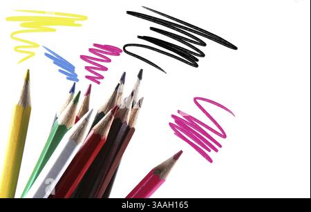 Matite multicolori isolati su sfondo bianco Foto Stock