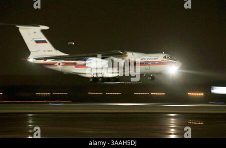 2 novembre 2015 - San Pietroburgo, RUSSIA - Un aereo cargo del Ministero russo per le situazioni di emergenza trasporta i corpi delle vittime si prepara ad atterrare all'aeroporto di Pulkovo fuori San Pietroburgo, Russia, lunedì 2 novembre 2015. L'Airbus A321-200 di Metrojet si è schiantato nella penisola del Sinai sabato mattina 23 minuti dopo il decollo da Sharm el-Sheikh in rotta per San Pietroburgo. Tutte le 224 persone a bordo sono state uccise, la stragrande maggioranza di loro russi. (Immagine di credito: © Prensa Internacional via cavo ZUMA) Foto Stock