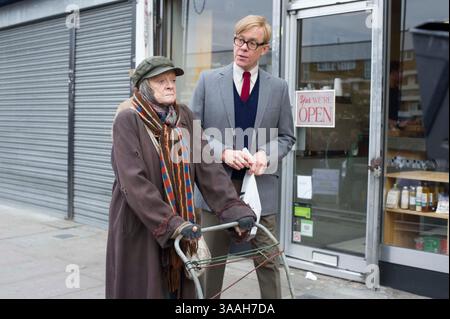 DATA DI USCITA: 15 gennaio 2016TITLE: The Lady in the Van STUDIO: BBC Films DIRECTOR: Nicholas Hytner TRAMA: Un uomo forma un legame inaspettato con una donna transitoria che vive nella sua auto parcheggiata nel suo vialetto NELLA FOTO: MAGGIE SMITH nel ruolo di Miss Shepherd, ALEX JENNINGS (credito: © BBC Films/Entertainment Pictures/ZUMAPRESS.com) Foto Stock