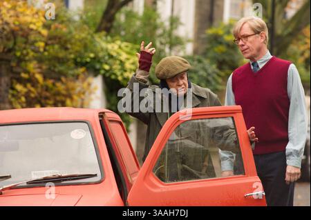 DATA DI USCITA: 15 gennaio 2016. TITOLO: The Lady in the Van. STUDIO: BBC Films. DIRETTORE: Nicholas Hytner. TRAMA: Un uomo crea un legame inaspettato con una donna transitoria che vive nella sua auto parcheggiata nel suo vialetto. NELLA FOTO: MAGGIE SMITH interpreta Miss Shepherd, ALEX JENNINGS. (Crediti: © BBC Films/Entertainment Pictures) Foto Stock