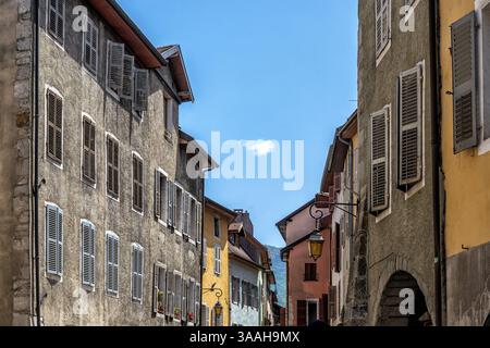 Vecchi edifici nel centro storico di Annecy nel dipartimento dell'alta Savoia nel sud della Francia Foto Stock