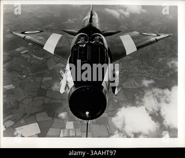 26 febbraio 2012 - Supersonic Bug Ã¢â‚¬â€œ colpo d'aria diretto dell'addestratore a due posti Lightning Electric P.11 sull'Hampshire, in Inghilterra, gli dà l'impressione di un bug. Si dice che abbia volato a circa il doppio della velocità del suono, la versione da addestramento del più veloce caccia a reazione di BritainÃ¢â‚¬â„¢per tutte le stagioni è in ordine per la Royal Air Force. Sarà fornito con un sistema d'arma completo in modo che possa essere utilizzato anche come aereo operativo. Parte del sistema d'arma, due missili guidati da firestreak sono mostrati su entrambi i lati della fusoliera. (Immagine di credito: © Keystone Pictures USA Foto Stock