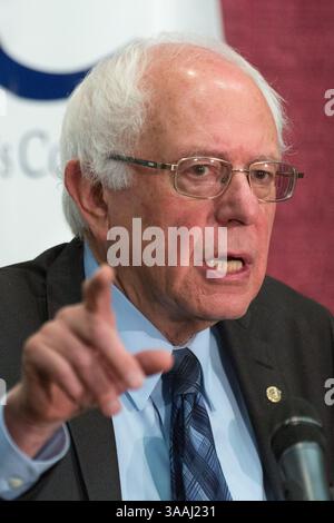 7 novembre 2015 - Rock Hill, SC, Stati Uniti d'America - il senatore democratico Bernie Sanders, candidato presidenziale, affronta la riunione regionale meridionale 2015 della Federazione Nazionale delle donne democratiche alla Winthrop University 7 novembre 2015 in . Rock Hill, South Carolina. (Immagine di credito: © Richard Ellis via ZUMA Wire) Foto Stock