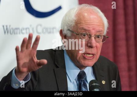 7 novembre 2015 - Rock Hill, SC, Stati Uniti d'America - il senatore democratico Bernie Sanders, candidato presidenziale, affronta la riunione regionale meridionale 2015 della Federazione Nazionale delle donne democratiche alla Winthrop University 7 novembre 2015 in . Rock Hill, South Carolina. (Immagine di credito: © Richard Ellis via ZUMA Wire) Foto Stock