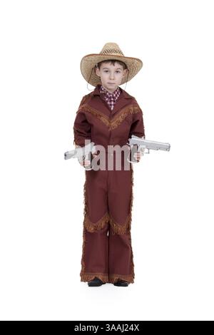 Ragazzo vestito da cowboy con pistole su sfondo bianco Foto Stock