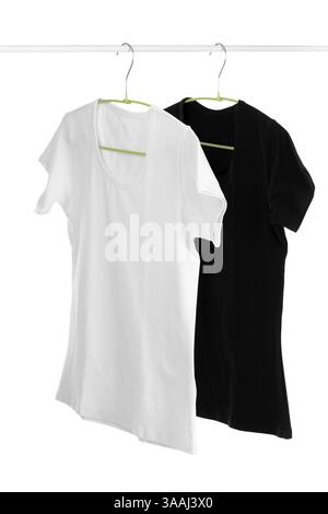 Due, maglietta bianca e nera su un gancio. Isolare su bianco Foto Stock