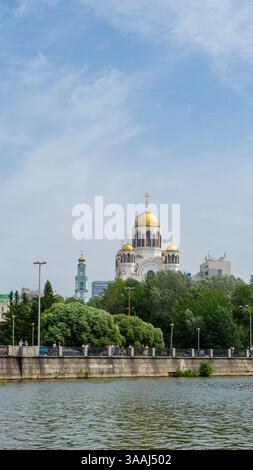 Laghetto della città centrale a Ekaterinburg, Russia. Chiesa sul sangue in onore di tutti i Santi che risplende nella Terra russa su argine. Chiesa in onore di Foto Stock