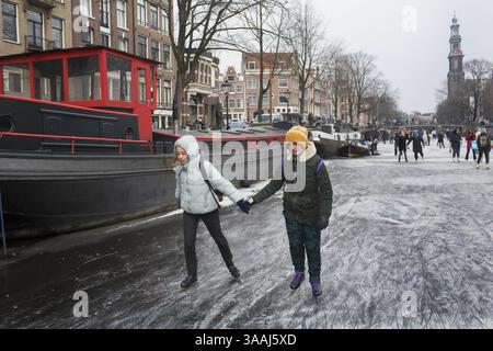 3 marzo 2018 - Amsterdam, Paesi Bassi - pattinaggio su ghiaccio sui canali di Amsterdam. L'ultima volta che i canali sono stati congelati è stato nel febbraio 2015. (Immagine di credito: © Ton Koene via ZUMA Wire) Foto Stock