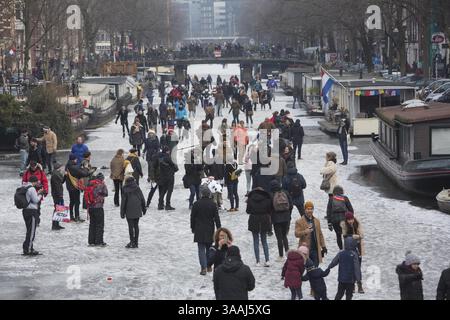 3 marzo 2018 - Amsterdam, Paesi Bassi - pattinaggio su ghiaccio sui canali di Amsterdam. L'ultima volta che i canali sono stati congelati è stato nel febbraio 2015. (Immagine di credito: © Ton Koene via ZUMA Wire) Foto Stock