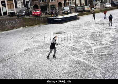 3 marzo 2018 - Amsterdam, Paesi Bassi - pattinaggio su ghiaccio sui canali di Amsterdam. L'ultima volta che i canali sono stati congelati è stato nel febbraio 2015. (Immagine di credito: © Ton Koene via ZUMA Wire) Foto Stock