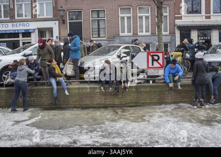 3 marzo 2018 - Amsterdam, Paesi Bassi - pattinaggio su ghiaccio sui canali di Amsterdam. L'ultima volta che i canali sono stati congelati è stato nel febbraio 2015. (Immagine di credito: © Ton Koene via ZUMA Wire) Foto Stock