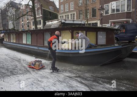 3 marzo 2018 - Amsterdam, Paesi Bassi - pattinaggio su ghiaccio sui canali di Amsterdam. L'ultima volta che i canali sono stati congelati è stato nel febbraio 2015. (Immagine di credito: © Ton Koene via ZUMA Wire) Foto Stock