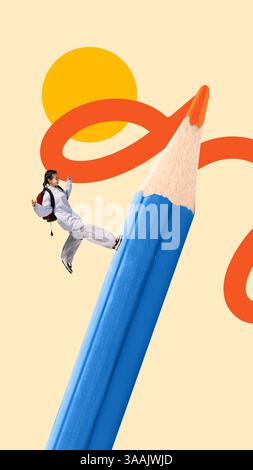 Collage di arte concettuale. Bambino che arrampica su una matita blu gigante con scarabocchi arancioni, simboleggiando un salto creativo nella conoscenza. Foto Stock