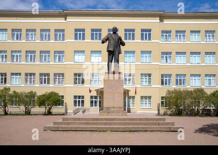 SESTRORETSK, RUSSIA - 29 MAGGIO 2022: Monumento a Lenin al Gymnasium n. 433. Sestroretsk, Piazza della libertà (San Pietroburgo) Foto Stock