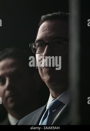 30 aprile 2018 - Beverly Hills, California, U. S - Steven Mnuchin, Segretario del Dipartimento del Tesoro degli Stati Uniti, attende fuori dal palco la sua presentazione alla 2017 Milken Institute Global Conference tenutasi lunedì 30 aprile 2018 al Beverly Hilton Hotel di Beverly Hills, California. (Immagine di credito: © Prensa Internacional via cavo ZUMA) Foto Stock