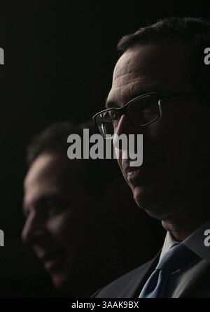 30 aprile 2018 - Beverly Hills, California, U. S - Steven Mnuchin, Segretario del Dipartimento del Tesoro degli Stati Uniti, attende fuori dal palco la sua presentazione alla 2017 Milken Institute Global Conference tenutasi lunedì 30 aprile 2018 al Beverly Hilton Hotel di Beverly Hills, California. (Immagine di credito: © Prensa Internacional via cavo ZUMA) Foto Stock