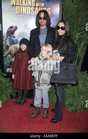 NEW YORK, NY - 15 DICEMBRE: Chris Cornell partecipa alla proiezione "Walking with Dinosaurs" al Cinema 1, 2 e 3 il 15 dicembre 2013 a New York.. (Immagine di credito: © SMG via ZUMA Wire) Foto Stock