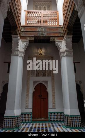 Marrakech, Marocco - 15 febbraio 2025: All'interno di Medersa Ben Youssef Foto Stock