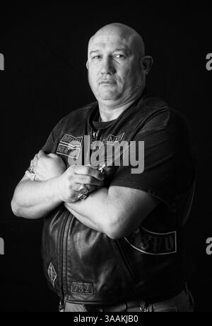 11 dicembre 2017 - Parigi, Francia - FRANCK, alias TIKI of Medieval MC Vienne, come regolatore del parcheggio, cavalca Harley Davidson Road King 1450 de 2001. Gli MC Bikers contrastano con i motociclisti tradizionali in molti modi. Alcuni Ride Choppers, moto modificate e personalizzate, e hanno tolto alcuni dei loro accessori originali. In generale questo è un modo per mostrare il rifiuto di gran parte delle nozioni convenzionali della società politica ed economica in cui vivono. MC Bikers vogliono essere liberi, senza vincoli, ma sono governati da drastiche regole interne. Far parte di un MC è un vero impegno. Anche se Foto Stock