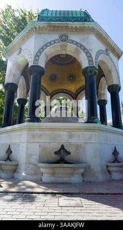 La fontana tedesca è una fontana in stile gazebo nell'estremità settentrionale dell'ex ippodromo di Costantinopoli a Istanbul, Turchia. Immagine verticale. Foto Stock