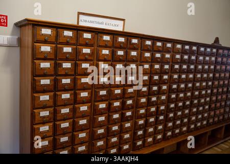 San Pietroburgo, Russia - 16 agosto 2024: Un vecchio catalogo della biblioteca con le carte in ordine alfabetico Foto Stock