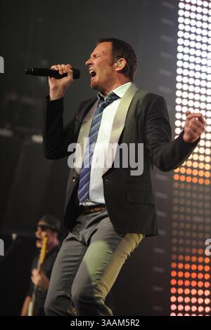 12 ottobre 2010 - Hollywood, FL, USA - HOLLYWOOD FL - 12 OTTOBRE: Scott Weiland dei Stone Temple Pilots si esibisce all'Hard Rock Live tenuto presso l'Hard Rock Hotel & Casino di Seminole il 12 ottobre 2010 a Hollywood, Florida... persone: Scott Weiland. (Immagine di credito: © Storms Media Group/SMG tramite filo ZUMA) Foto Stock