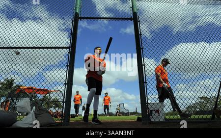 17 febbraio 2018 - Sarasota, FL, USA - l'interno dei Baltimore Orioles Manny Machado dopo aver terminato un round di colpi su uno dei campi di schiena durante l'allenamento primaverile il 21 febbraio 2018, a Sarasota, Flag. (Credit Image: © Lloyd Fox/TNS via ZUMA Wire) Foto Stock