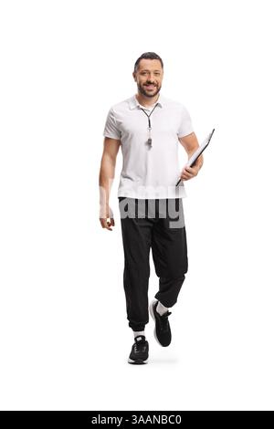Pullman sportivo con un fischio che cammina e tiene in mano un appunti isolato su sfondo bianco Foto Stock